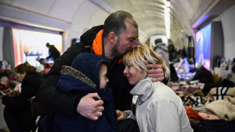 Moradores de Kiev se abrigam em estações de metrô enquanto a capital continua a ser alvo de ataques