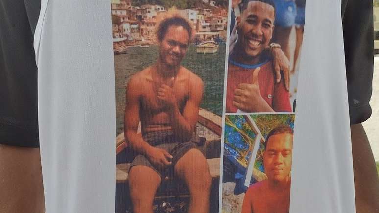 Camisa estampa imagem de tr&ecirc;s jovens negros