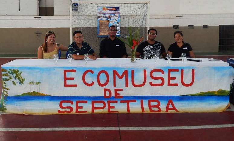 Sentado no centro Bruno em evento em prol de melhorias para a zona oeste