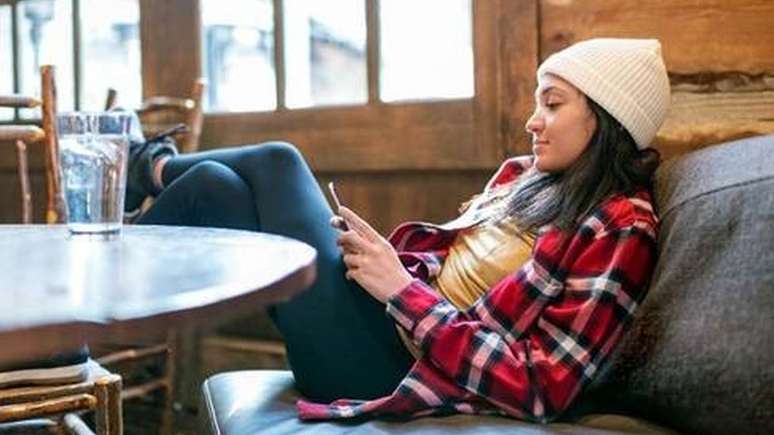 Canais digitais como o TikTok e plataformas de encontros online permitiram que as pessoas explorassem e aprendessem sobre suas identidades, conhecendo novas pessoas