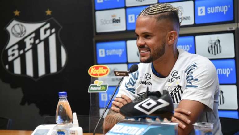 Lateral-direito Auro foi apresentado oficialmente pelo Santos nesta quinta-feira