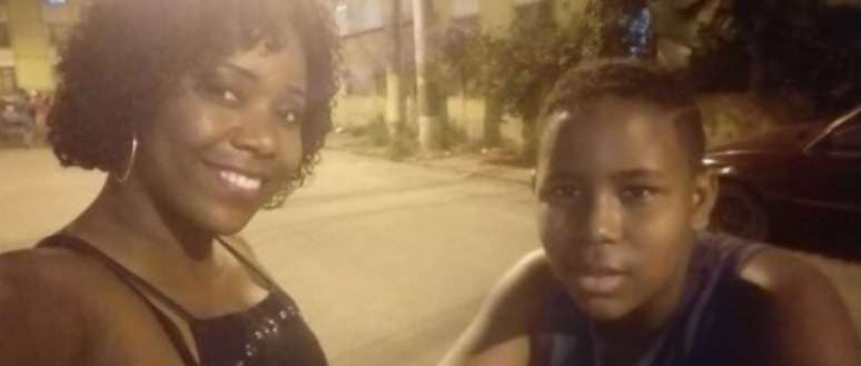 Ver&ocirc;nica Brasil e o filho na Cidade de Deus