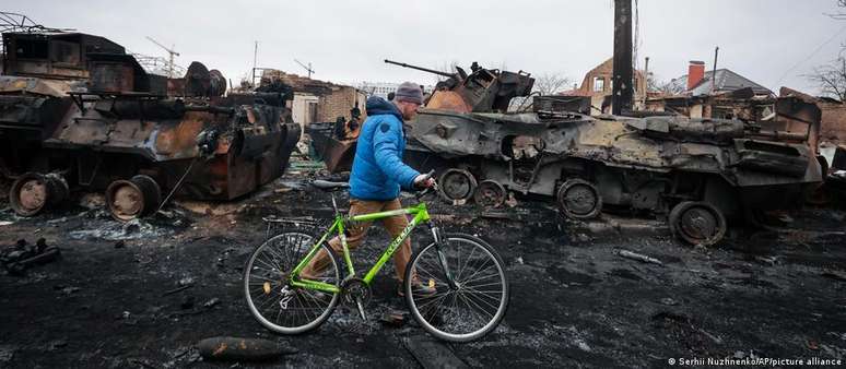 Kharkiv, Ucr&acirc;nia: popula&ccedil;&atilde;o civil arca com danos de guerra de que n&atilde;o participa