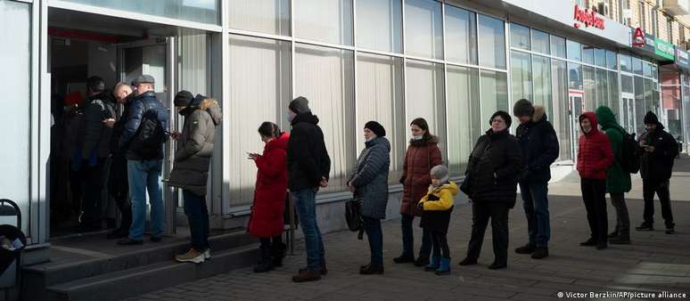 Pessoas fazem fila para sacar dinheiro em caixas automáticos em Moscou