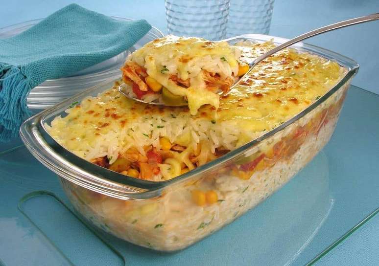 Arroz de forno com frango desfiado &ndash; Foto: Guia da Cozinha