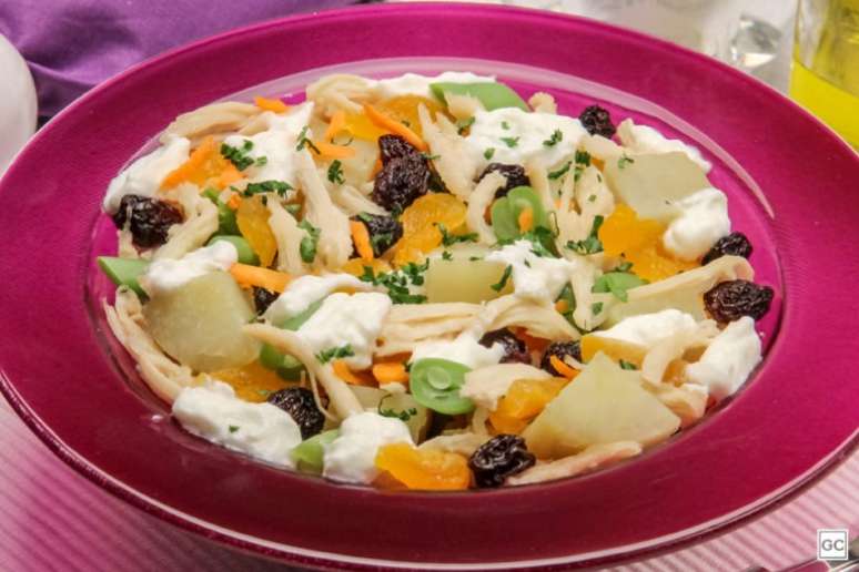 Salada grega com anchovas &ndash; Foto: Guia da Cozinha