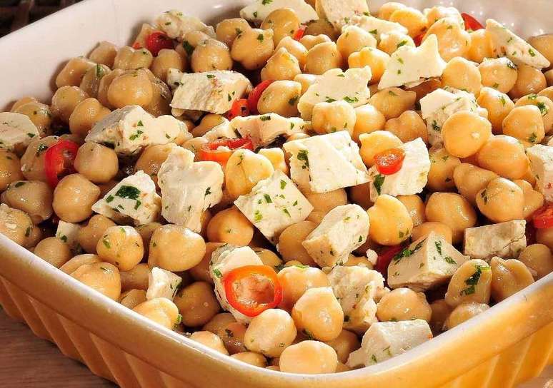 Salada de gr&atilde;o-de-bico e ricota defumada &ndash; Foto: Divulga&ccedil;&atilde;o