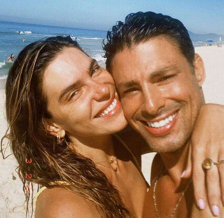 Cauã Reymond e Mariana Goldfarb comemoraram na praia os seis anos de relacionamento.
