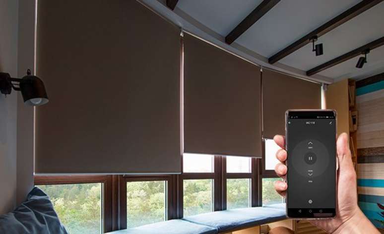 O acionador de cortinas smart IAC 110 permite que pelo aplicativo  Izy Smart você controle as cortinas da sua casa inteligente.