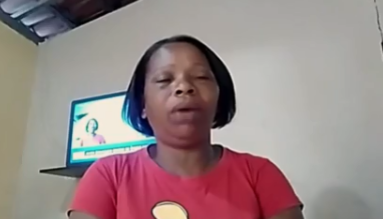 Mara Santana, mãe do jovem de 15 anos que foi espancado em ônibus escolar, em Camaçari (BA)