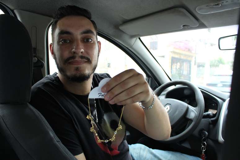 Sem conseguir cobrir os gastos diários, Marcel Giordo começou a vender semijoias durante as viagens nos aplicativos