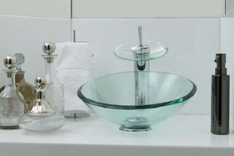 4. Cuba de vidro com torneira cascata de vidro para banheiro &ndash; Foto: Celia Beatriz