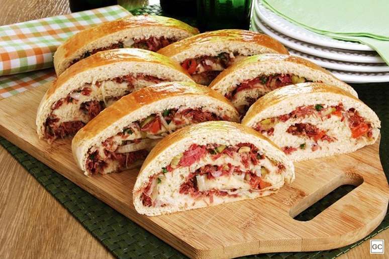 P&atilde;o recheado com carne-seca &ndash; Foto: Guia da Cozinha