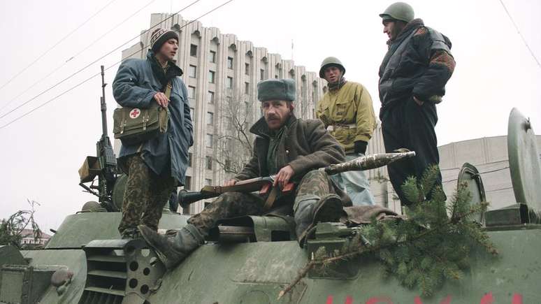 Chechenos durante a ocupação russa de Grozny nos anos 1990