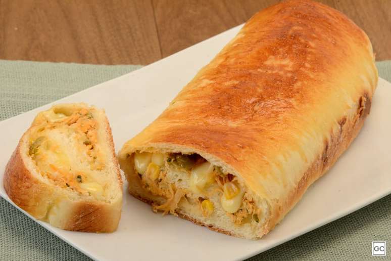 P&atilde;o recheado de frango &ndash; Foto: Guia da Cozinha