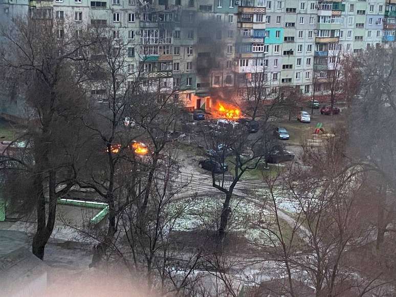 Incêndio em área residencial em Mariupol, na Ucrânia; russos estão com dificuldade de conquistar a cidade. 