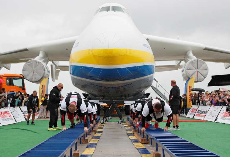 Atletas puxam o Antonov An-225 para tentar quebrar recorde 