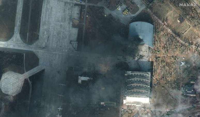 Imagens de satélites mostram a destruição no hangar do aeroporto de Hostomel