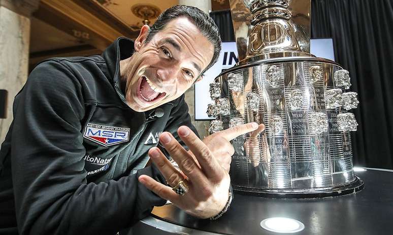 Helio Castroneves posa ao lado de nova imagem no Troféu Borg-Warner 