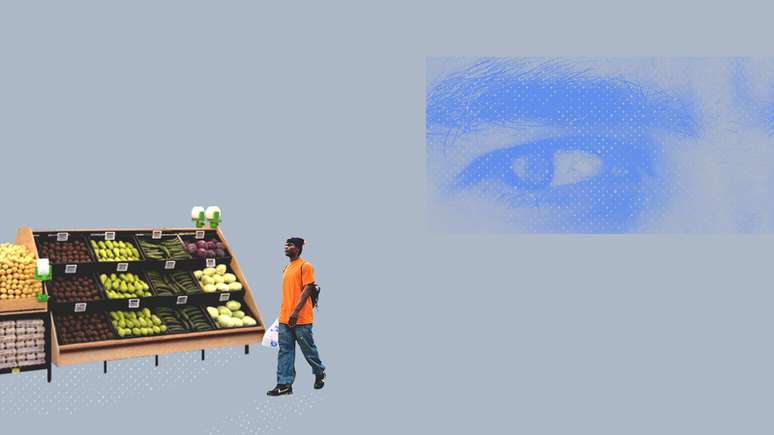 Imagem mostra uma colagem de um olho de um segurança no canto direito observando a presença de um corpo negro em frente ao expositor de frutas de um supermercado
