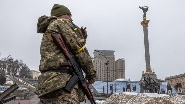 Um militar ucraniano monta guarda na Praça da Independência em Kiev, 2 de março de 2022