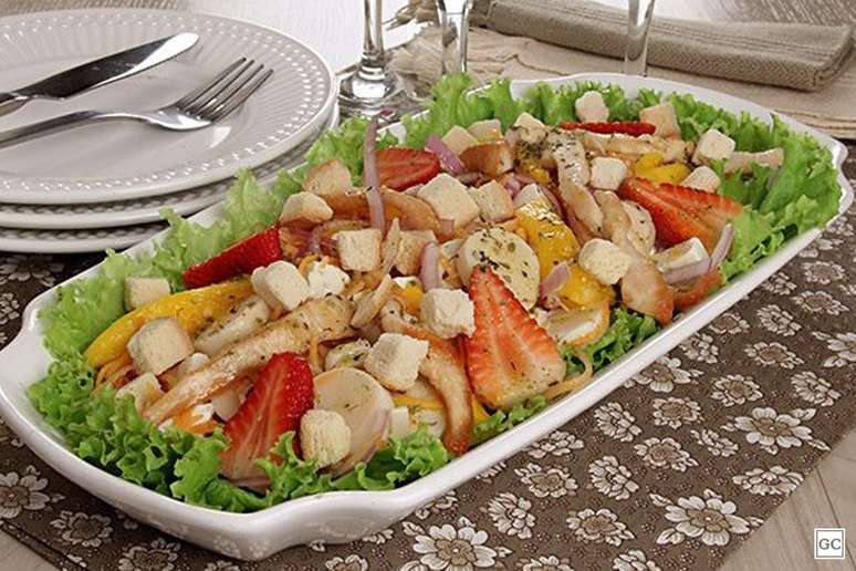 Salada completa de frango com molho de orégano – Foto: Guia da Cozinha