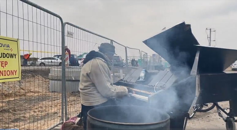 Pianista toca na fronteira entre Ucrânia e Polônia para receber refugiados