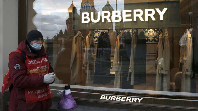 Burberry diz que se tornou 'difícil atender aos pedidos na Rússia'