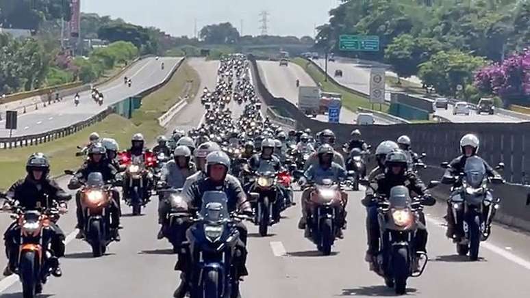 Presidente Jair Bolsonaro leva ministro Tarcísio de Freitas na garupa da moto durante motociata, em São José dos Campos.