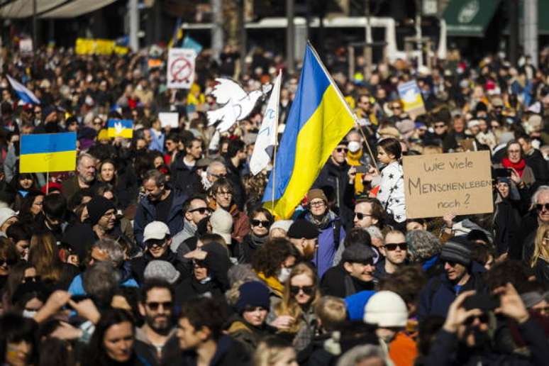 Protesto em Zurique, na Suíça, contra invasão da Ucrânia pela Rússia