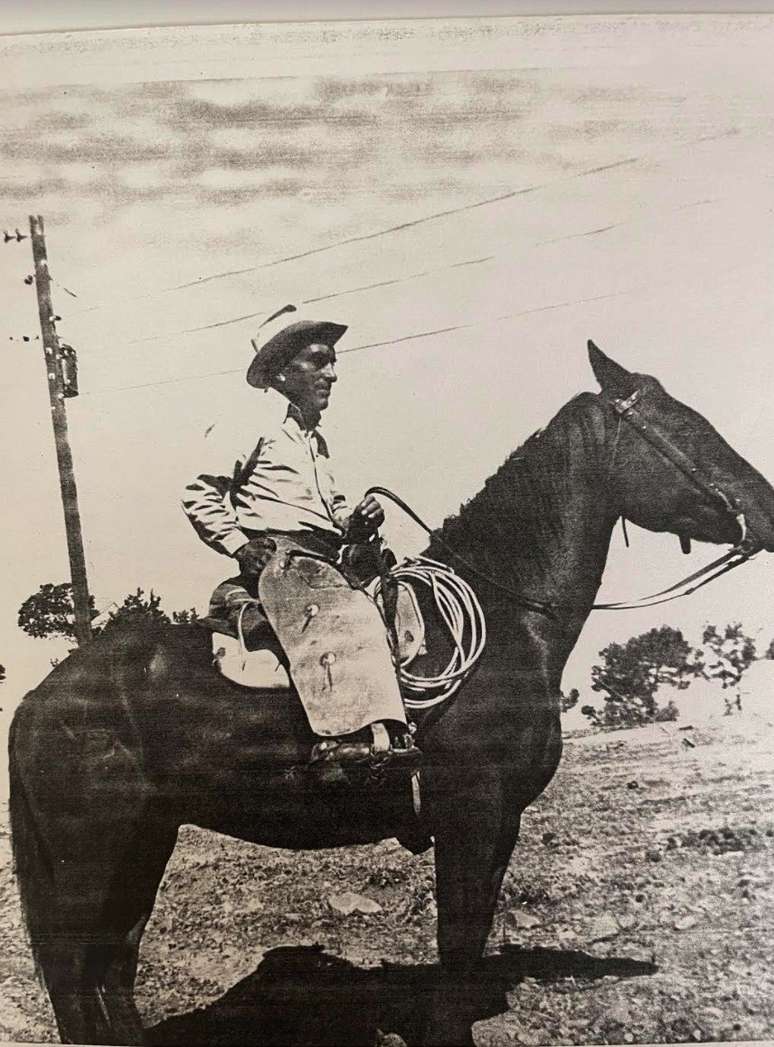 Em 1945, os moradores da região viviam em ranchos isolados ou pequenas comunidades rurais, onde criavam animais, plantavam frutas e legumes e captavam água da chuva para consumo. Na foto, Demecio Peralta