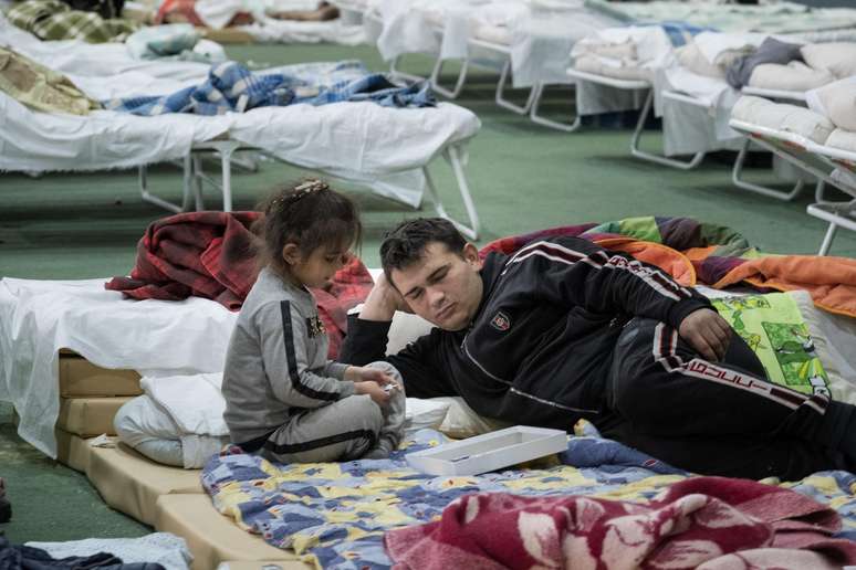 Pai e filha em alojamento para refugiados em Chisnau, Moldávia