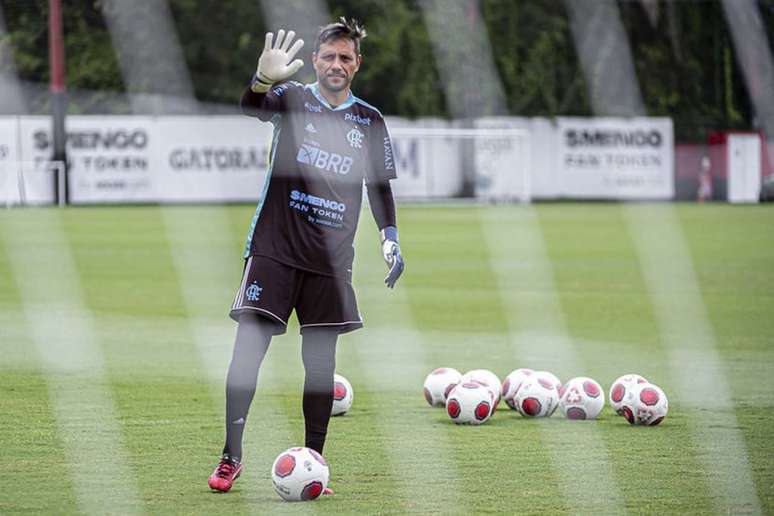 Valor da nova camisa do Flamengo recebe críticas de torcedores na