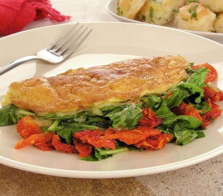 Omelete com rúcula e tomate seco (Reprodução / Guia da Cozinha)