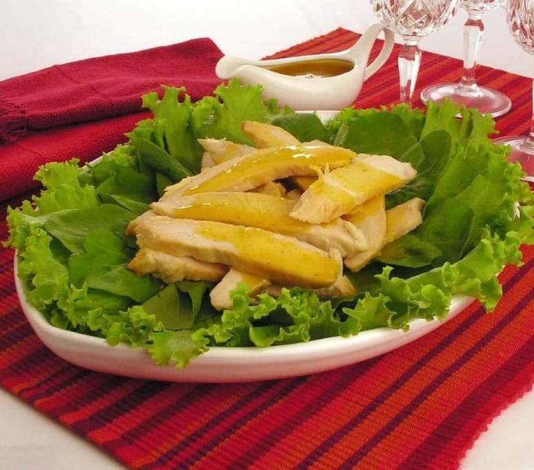 Salada de folhas com frango (Reprodução / Guia da Cozinha)