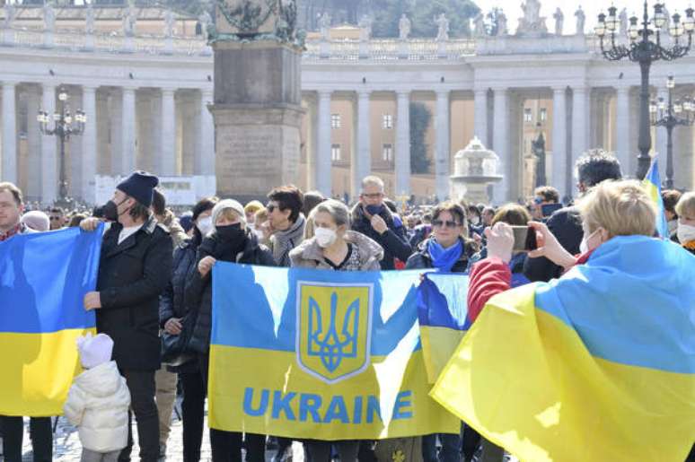 Bandeiras da Ucrânia durante Angelus do Papa na Praça São Pedro