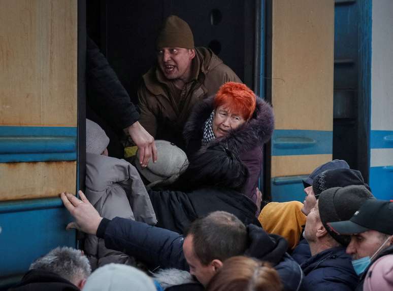 Ucranianos tentam deixar o país em trens lotados 