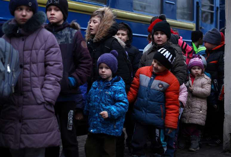 Refugiados ucranianos aguardam para pegar trem 