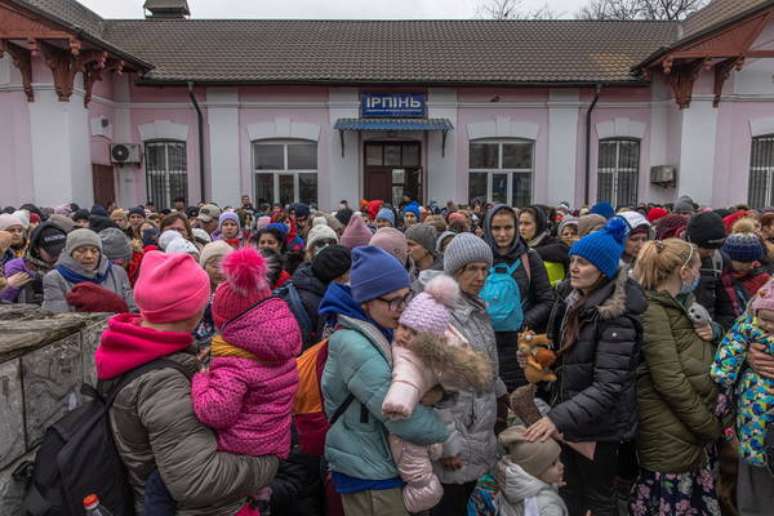Ucranianos aguardam trem de evacuação em Irpin, nos arredores de Kiev