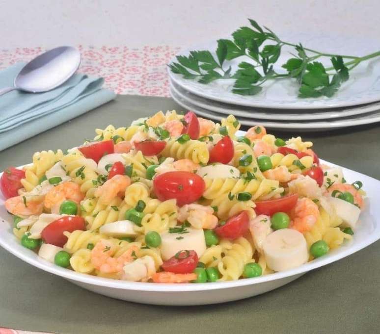 Salada de macarrão com peixe e camarão (Reprodução / Guia da Cozinha)