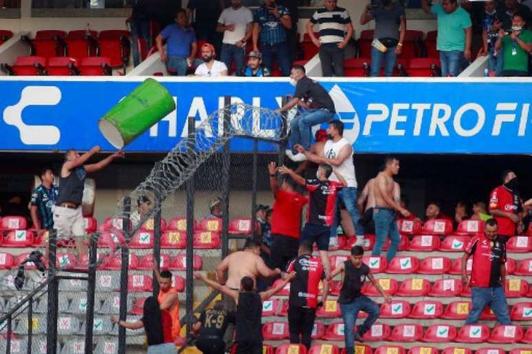 Briga entre torcedores de Querétaro e Atlas pode gerar desfiliação de clubes (EDUARDO GOMEZ / AFP)