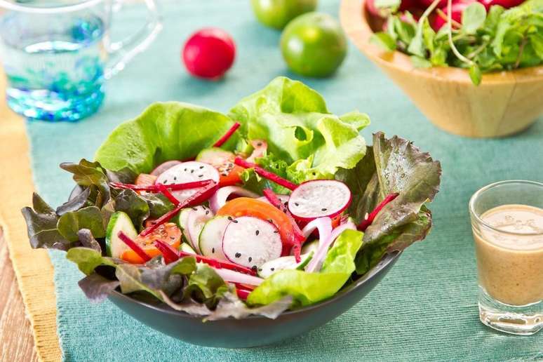 Salada de folhas com rabanete e molho de iogurte – Foto: Divulgação