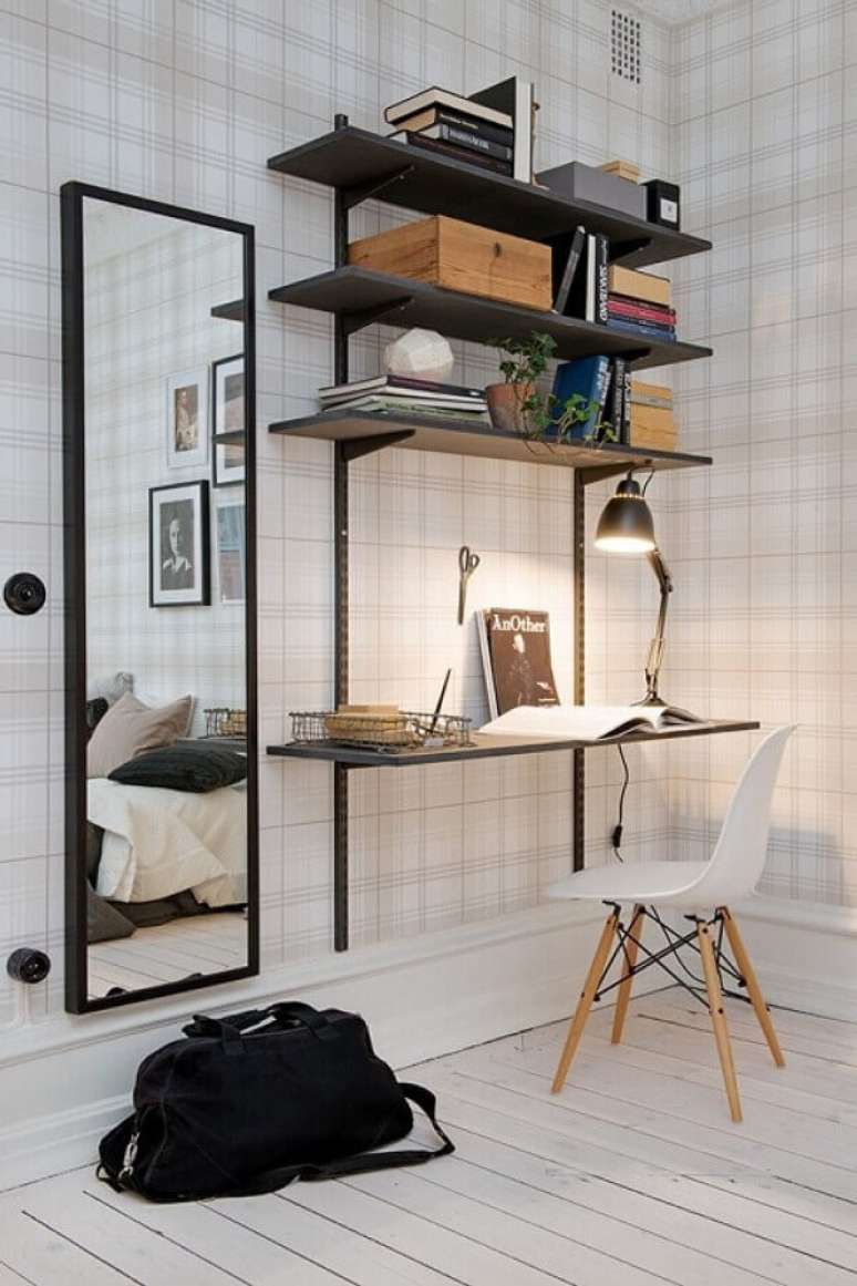 51. M&oacute;veis para home office simples decorado com papel de parede xadrez &ndash; Foto: Archilovers