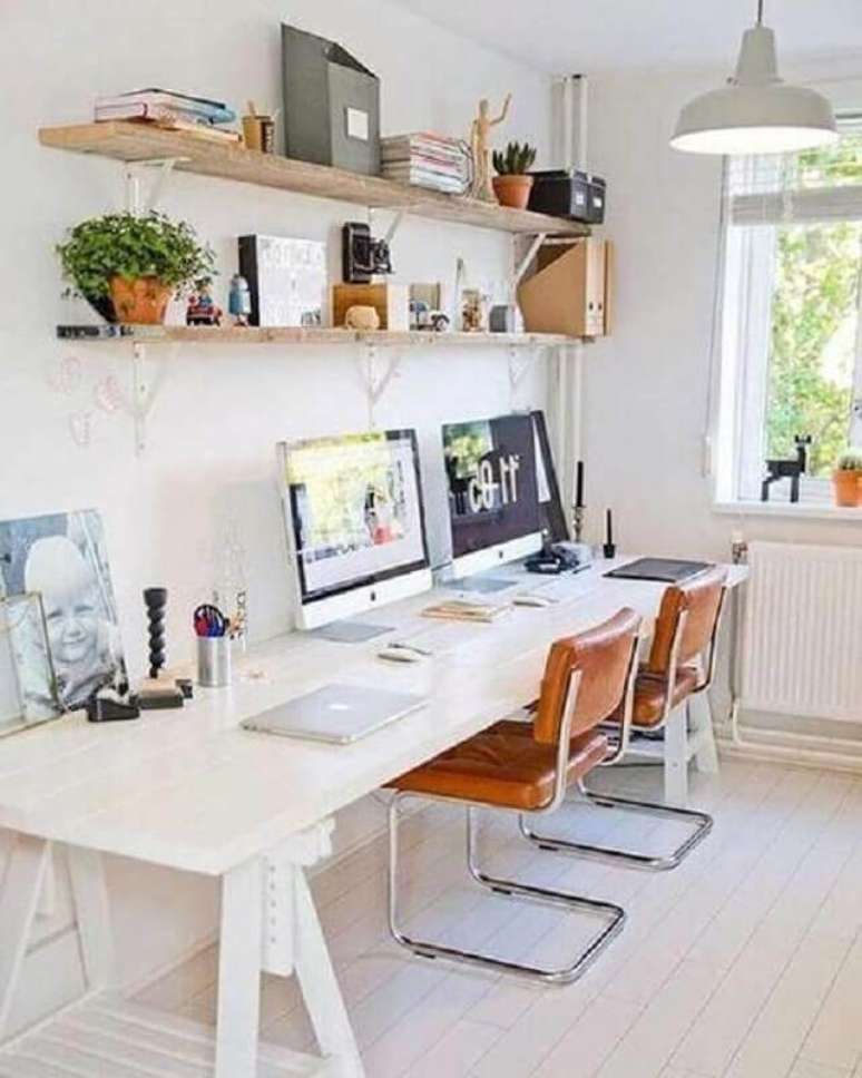 3. Decora&ccedil;&atilde;o com m&oacute;veis para home office com mesa compartilhada &ndash; Foto: Elum Designs
