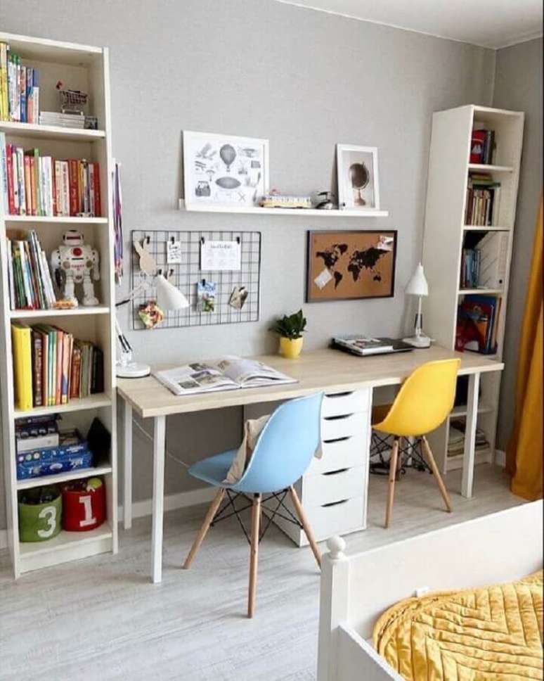 27. Decora&ccedil;&atilde;o simples com m&oacute;veis para home office com bancada compartilhada &ndash; Foto: Decor F&aacute;cil