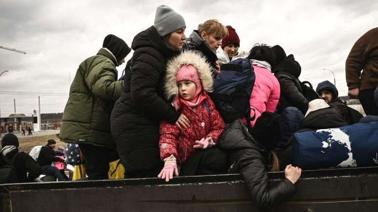 Uma criança observa enquanto os moradores evacuam a cidade de Irpin, a noroeste de Kiev, em 5 de março de 2022