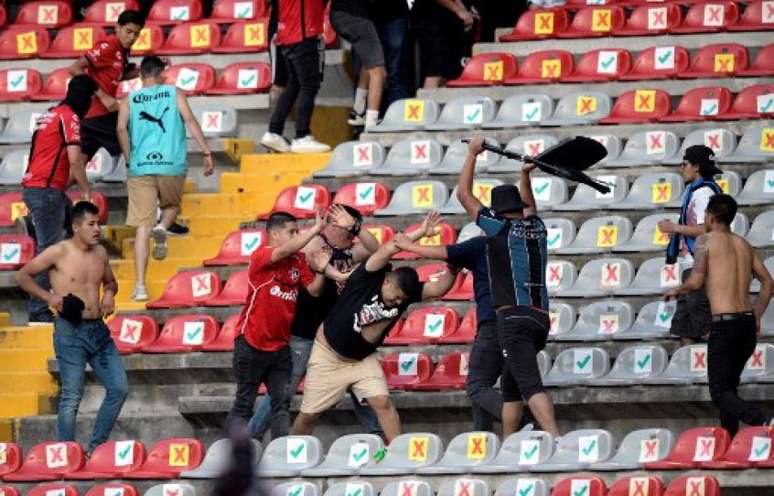 Neste sábado, torcedores de Atlas e Querétaro protagonizaram confusão no futebol mexicano (Foto: AFP)