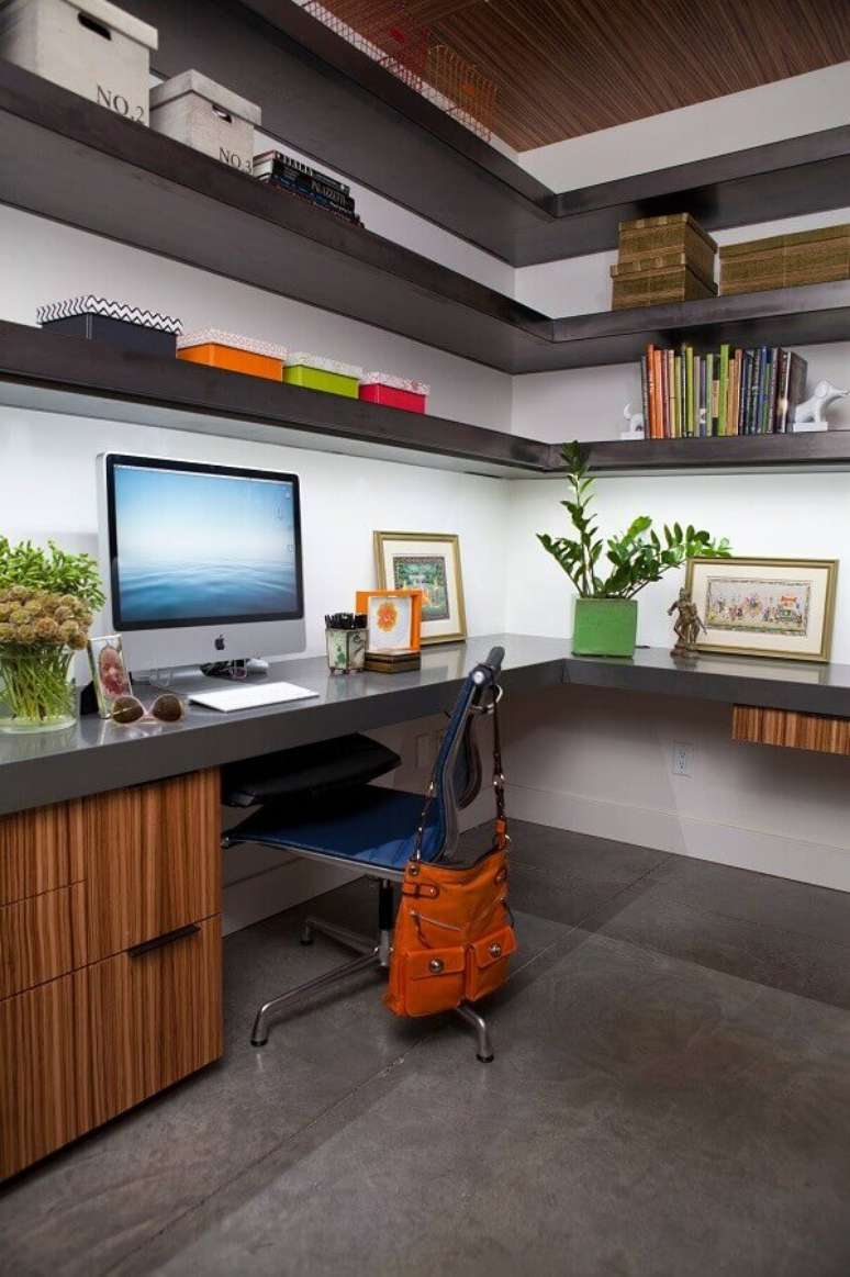 56. M&oacute;veis planejados para home office decorado com bancada de canto &ndash; Foto: Houzz