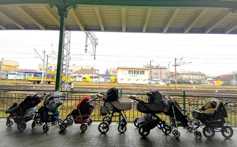 Mães polonesas deixam carrinhos em estação de trem para bebês ucranianos