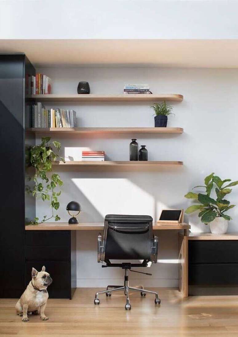 45. M&oacute;veis para home office decorado com prateleiras de madeira e arm&aacute;rios pretos &ndash; Foto: Home Fashion Trend